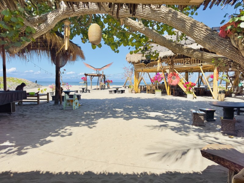 Suasana Halaman Pasir Putih Beach LM Cafe